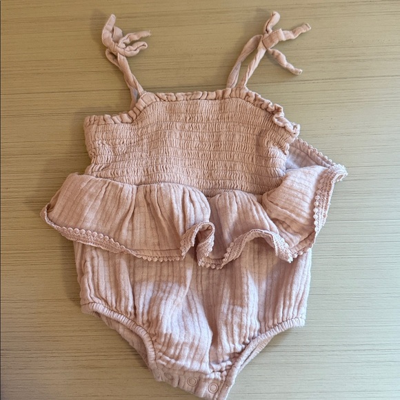 Adorable assortment of 7 baby girl bubble rompers - 0-3 Months - Picture 3 of 8